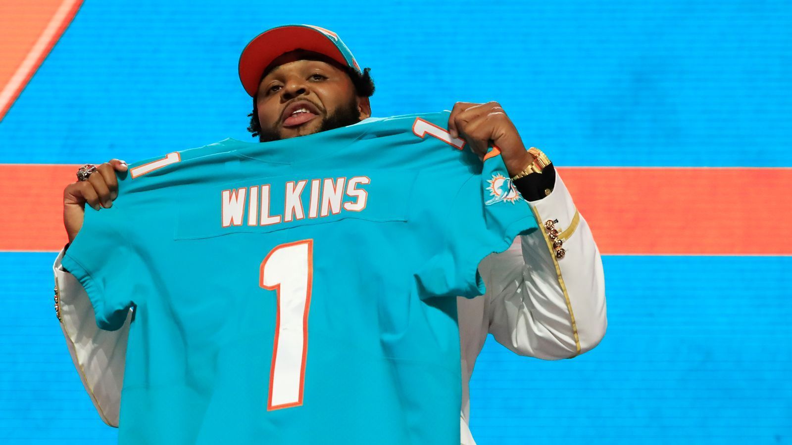 
                <strong>13. Pick - Miami Dolphins: DT Christian Wilkins (Clemson)</strong><br>
                Vertrag unterschriebenSigning Bonus: 9.248.436 DollarGesamtgehalt: 15.439.100 Dollar
              