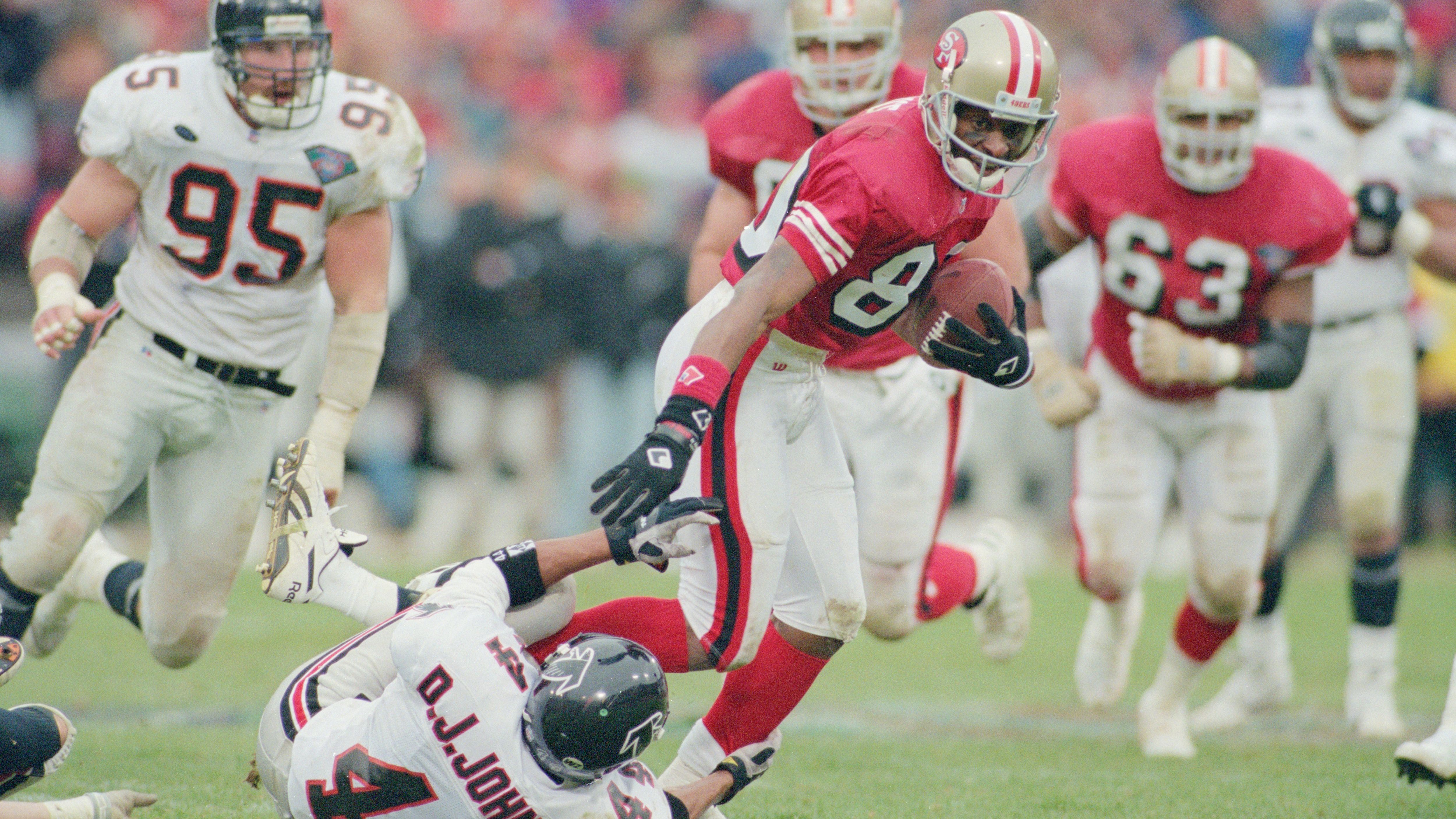<strong>Jerry Rice</strong><br>Dahinter, aber ohne Reihenfolge, nannte er unter anderem Jerry Rice. Die Legende der San Francisco 49ers spielte insgesamt 20 Jahre lang in der NFL und hält beinahe alle Receiver-Rekorde, die es gibt. Ihm gelangen 22.895 Receiving Yards und 208 Touchdowns.