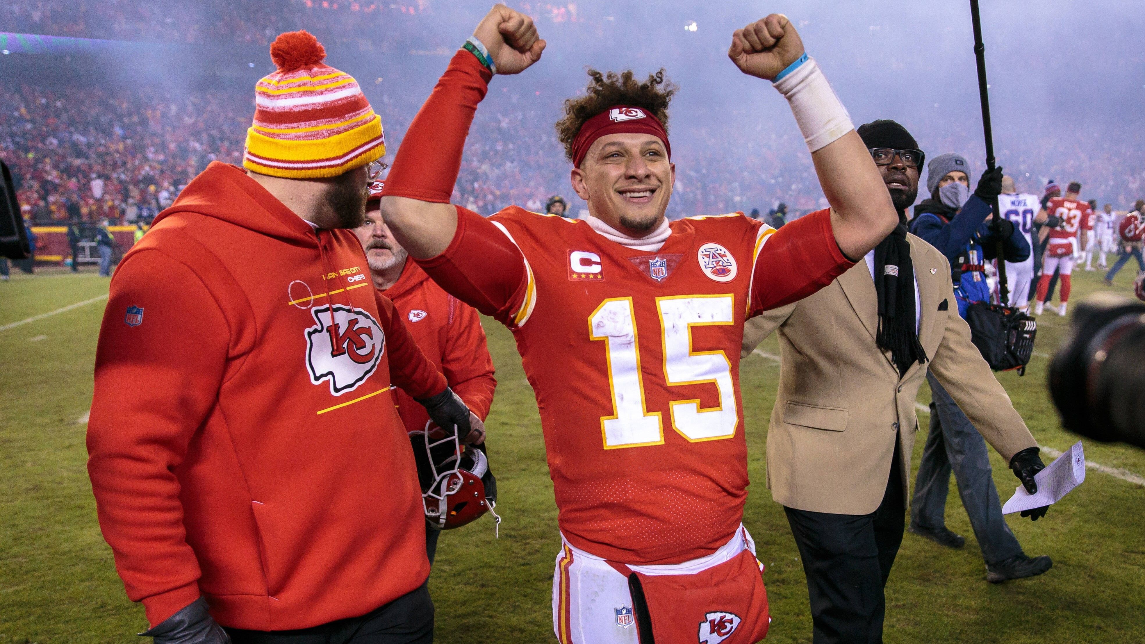 
                <strong>Patrick Mahomes - von Beginn an ein Superstar </strong><br>
                Patrick Mahomes ist und bleibt Ausnahmeathlet. Seit Head Coach Andy Reid ihn 2018 zum Starter ernannt hat, pflügt der inzwischen 26-Jährge durch die Liga wie wenige Quarterbacks vor ihm. In seiner noch jungen Karriere hat Mahomes bereits einen Super-Bowl-Sieg (2020), eine MVP-Trophy (2018) sowie vier Pro-Bowl-Nominierungen erspielt. Auch in dieser Saison hat er nach anfänglichen Schwierigkeiten wieder den Turbo angeschmissen und die Regular Season mit 4.839 Passing Yards, 37 Touchdowns und 13 Interceptions beendet. 
              