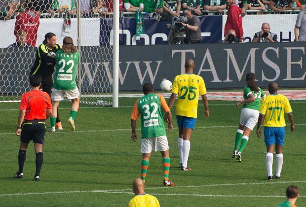 
                <strong>Der Apfel fällt nicht weit vom Kugelblitz</strong><br>
                Mit drei Toren nimmt Ailton schließlich Abschied von der Fußballbühne. Beim 8:4 seiner Double-Sieger-Mannschaft von 2004 gegen die "Ailton All-Stars" erzielt er drei Treffer und legt seiner zwölf Jahre alten Tochter Alexandra ein Tor auf (Bild).
              