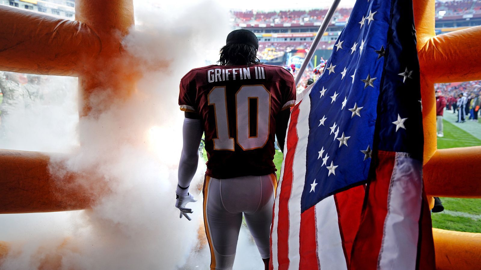 
                <strong>Washington Football Team - Robert Griffin III</strong><br>
                "Ein Trade, der oft als einer der schlechtesten in der Geschichte des Washington Football Teams (ehemals Washington Redskins) angesehen wird, ist der Trade für den Quarterback Robert Griffin III im Jahr 2012. Das Washington Football Team tauschte mehrere Draftpicks aus, darunter drei Erstrunden-Draftpicks (2012, 2013 und 2014) sowie einen Zweitrunden-Draftpick (2012), um an die zweite Position im NFL Draft 2012 zu gelangen und Robert Griffin III zu wählen. Obwohl Griffin III in seiner ersten Saison beeindruckende Leistungen zeigte und als Rookie des Jahres ausgezeichnet wurde, konnte er diese Erfolge nicht aufrechterhalten. Verletzungen und mangelnde Konstanz beeinflussten seine Karriere negativ, und das Washington Football Team hatte Schwierigkeiten, eine konstante und erfolgreiche Offense um ihn herum aufzubauen. Der Trade wurde von vielen als schlecht bewertet, da das Team eine große Anzahl von Draftpicks aufgab, um an eine hohe Position im Draft zu gelangen und einen potenziellen Franchise-Quarterback zu erhalten. Die langfristigen Auswirkungen des Trades und die fehlende nachhaltige Produktivität von Griffin III machten den Trade aus Sicht des Washington Football Teams zu einer Enttäuschung."
              