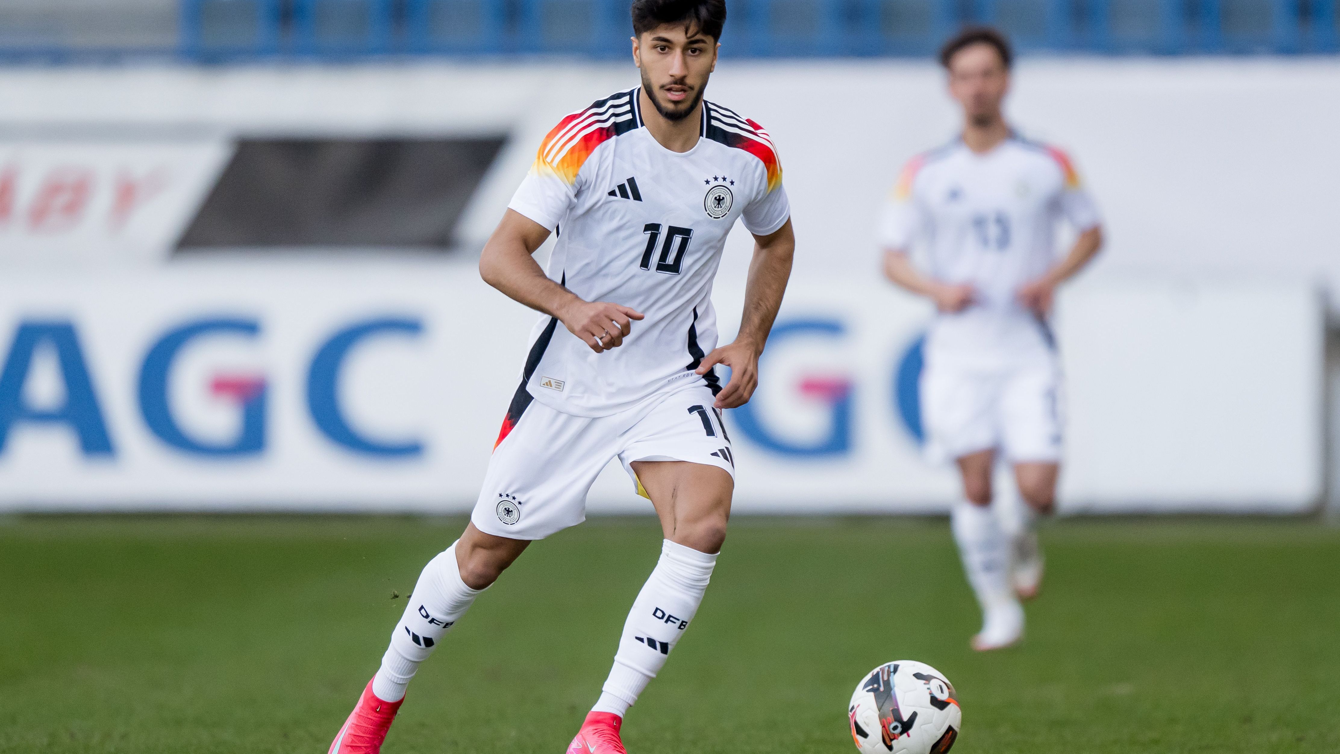 <strong>Muhammed Damar (21, Offensiver Mittelfeldspieler, 4 Mio. Euro Marktwert)</strong><br>Im Saison-Schlussspurt wurde er stattdessen in die zweite Mannschaft degradiert, die er aber immerhin mit neun Toren in acht Einsätzen zur Regionalliga-Meisterschaft und damit den Aufstieg in die 3. Liga führte. Auch in der deutschen U20-Auswahl konnte sich Damar schon beweisen. Zuletzt setzte ihn Trainer Hannes Wolf in den beiden Partien im März ein. Bei der deutschen U20 trägt Damar sogar die Rückennummer 10. Auch in der deutschen U19 und der U18 kam Damar in der Vergangenheit schon auf Einsätze.