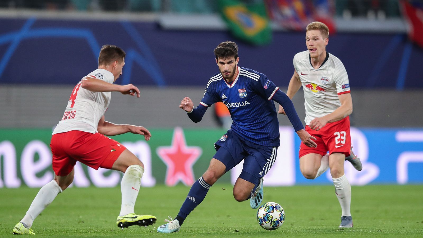 
                <strong>Gruppe G</strong><br>
                RB Leipzig sicherte sich am vorletzten Spieltag bereits das Ticket für das Achtelfinale. Wer der Mannschaft von Julian Nagelsmann folgt, ist noch offen. Zenit St. Petersburg (7 Punkte) und Olympique Lyon (7) streiten um den anderen Platz. Die Russen reisen zu Benfica Lissabon, das noch minimale Chancen auf den Europa-League-Platz hat. Die Franzosen aus Lyon empfangen die "Roten Bullen". St. Petersburg ist bei einem Sieg sicher durch, mit einem Unentschieden ebenfalls, wenn Lyon auch nur remis spielt. Bei Punktgleichheit der beiden Mannschaften ist Zenit im Achtelfinale, da sie das direkte Duell mit Lyon gewonnen haben.
              