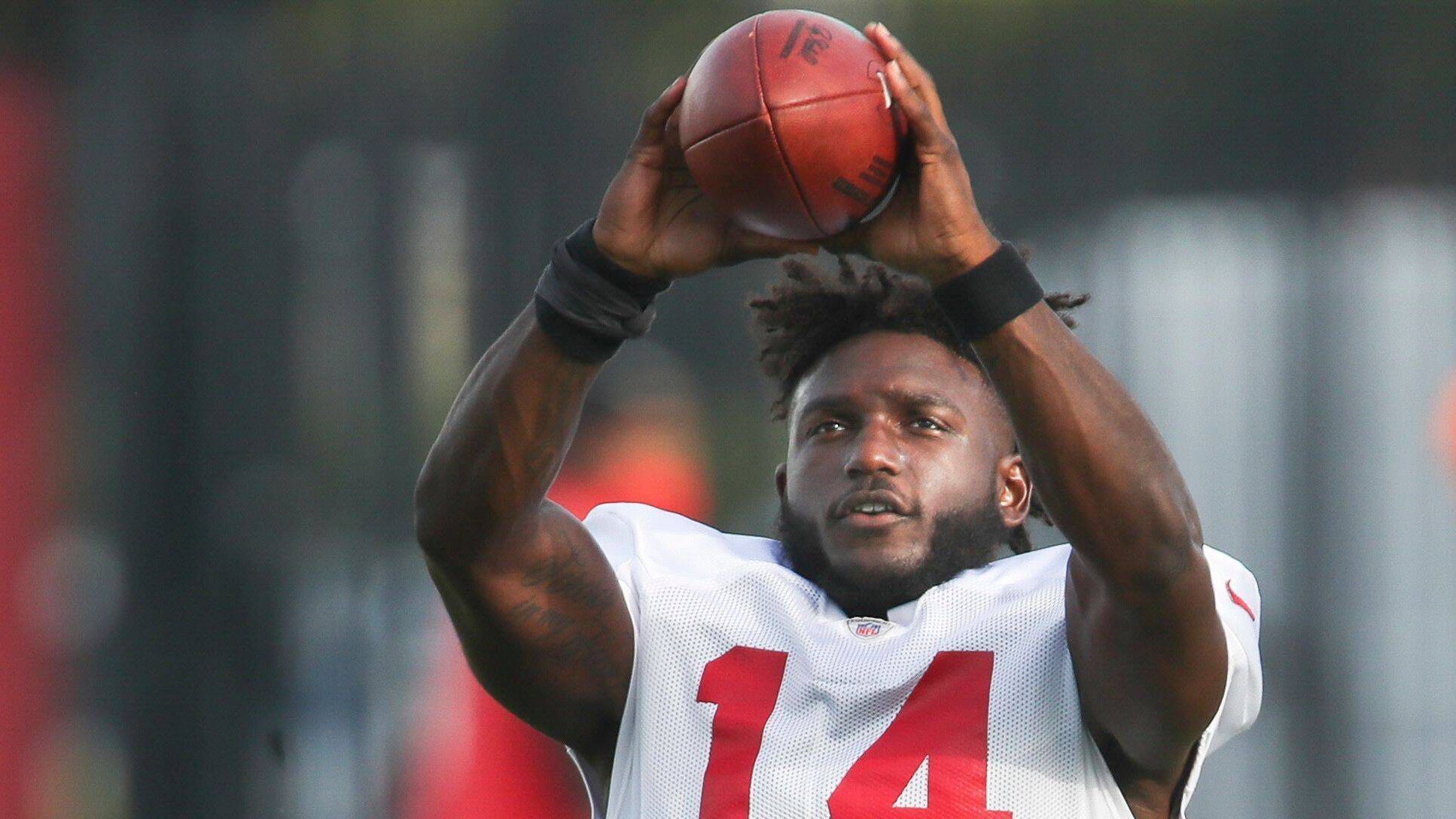 
                <strong>Godwin und David gehalten! Buccaneers punkten früh</strong><br>
                Die Tampa Bay Buccaneers hatten mit Outside Linebacker Shaq Barrett, Linebacker Lavonte David und Chris Godwin gleich drei heiße Kandidaten für den Franchise Tag, die allesamt gehalten werden sollten und standen dementsprechend vor der Qual der Wahl. Mit dem Tag für Godwin und dem Zwei-Jahres-Vertrag für David hat der amtierende Titelverteidiger frühzeitig die Weichen gestellt. Die Bucs halten zwei absolute Schlüsselspieler der vergangenen Saison und können nun mit deutlich weniger Druck die Verhandlungen mit den weiteren essentiellen Free Agents um Tight End Rob Gronkowski, dem genannten Barrett und Defensive Tackle Ndamukong Suh angehen.
              