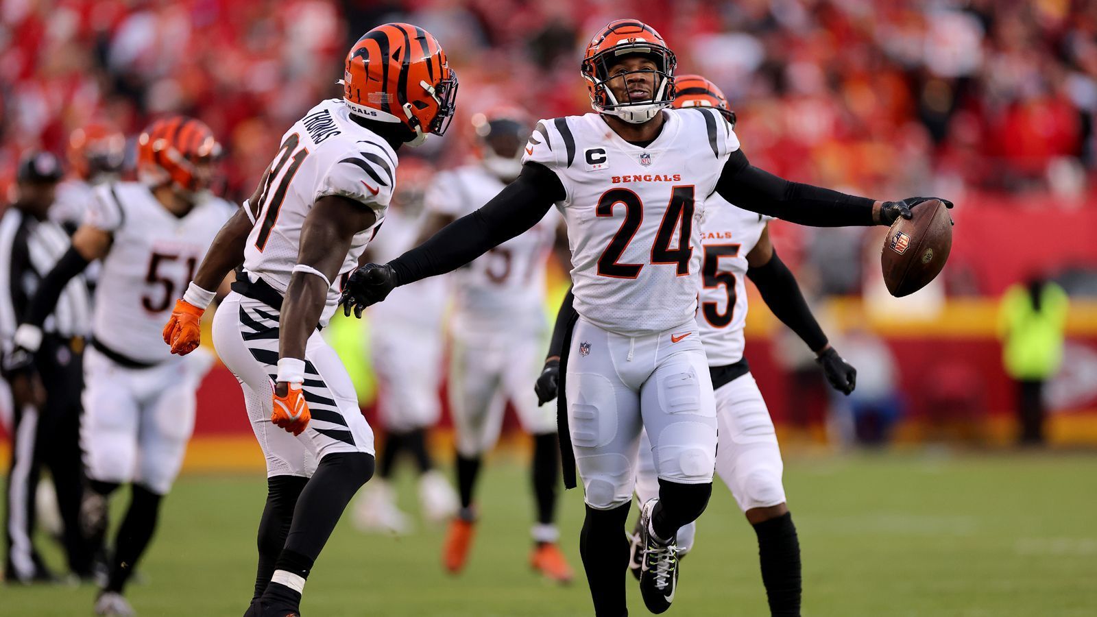 
                <strong>Die Defensive</strong><br>
                Die schwankende Defensive ist aktuell noch das größte Sorgenkind der Bengals. Hier stechen vor allem, der vor der Saison neu verpflichtete Defensive End Trey Hendrickson und die beiden starken Safeties Jessie Bates und Vonn Bell hervor. Hendrickson spielte dieses Jahr eine sehr starke Saison und konnte in der Regular Season und den Playoffs zusammengerechnet bereits 16 Sacks verbuchen. Gegen die offensivstarken L.A. Rams wird es eine starke und konzentrierte Leistung der Defensive brauchen, um am Ende erfolgreich zu sein. 
              