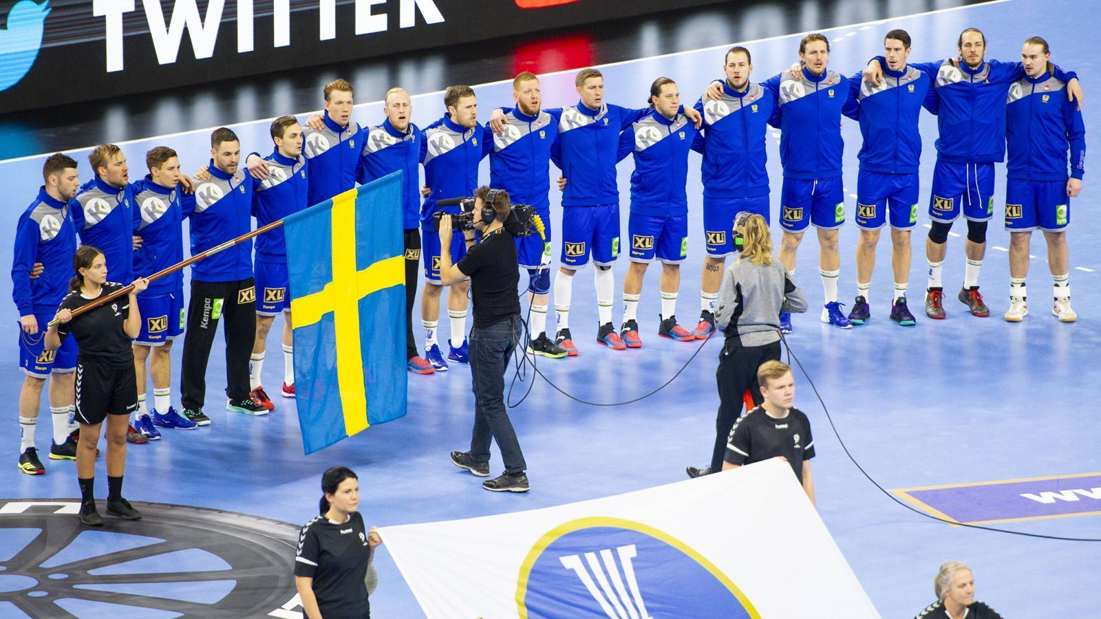 
                <strong>Schweden: Vize-Europameister mit stabiler Verteidigung</strong><br>
                Schweden war in den 1990er und Anfang der 2000er Jahre bereits eine Handballmacht. Danach fand ein Neuaufbau statt, der zuletzt mit der Vize-Europameisterschaft von 2018 Früchte trug. Die bislang einzige Niederlage dieser WM kassierten die Schweden in der Hauptrunde gegen Norwegen. Die Nachfolger von Magnus Wislander haben in Andreas Palicka und Mikael Appelgren zwei starke Schlussleute, die auch beim Bundesligisten Rhein-Neckar Löwen ein Duo bilden. Davor steht eine stabile Verteidigung. Im Angriff ist die Mannschaft schwer auszurechnen, weil es nicht den einen Top-Star gibt, sondern sich die Verantwortung auf mehrere Schultern verteilt.
              