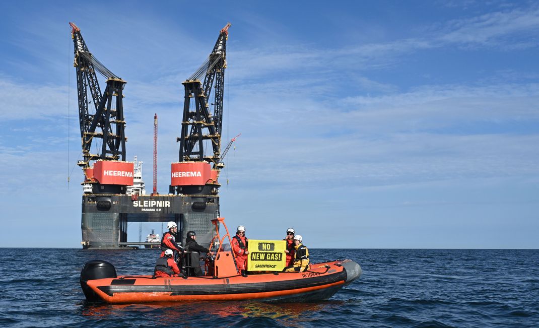 Greenpeace-Aktivisten haben rund 20 Kilometer nördlich der niederländischen Insel Schiermonnikoog gegen die Förderung von Erdgas protestiert. 