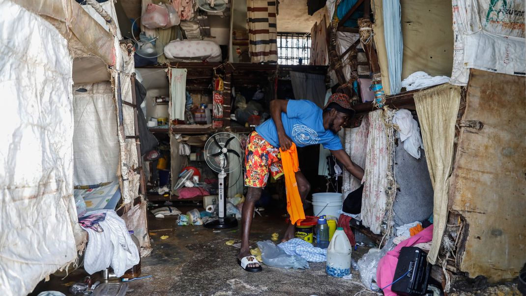 Nach einem Bandenangriff auf das Nationalgefängnis in Haiti. Verwüstung in einer der Zellen