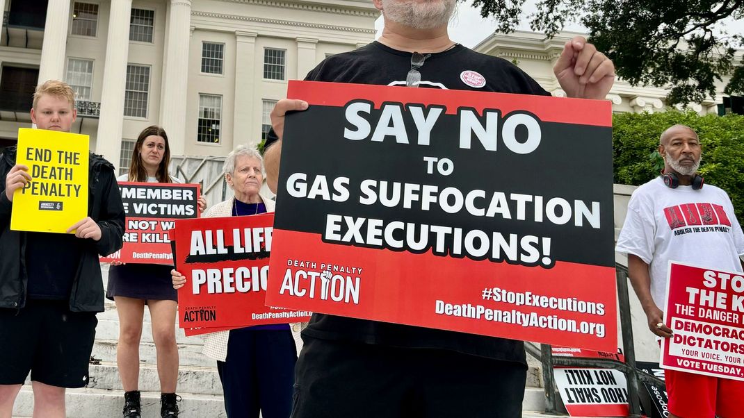 Gegener der Todesstrafe protestieren in Alabama gegen die Hinrichtung mit Stickstoff.