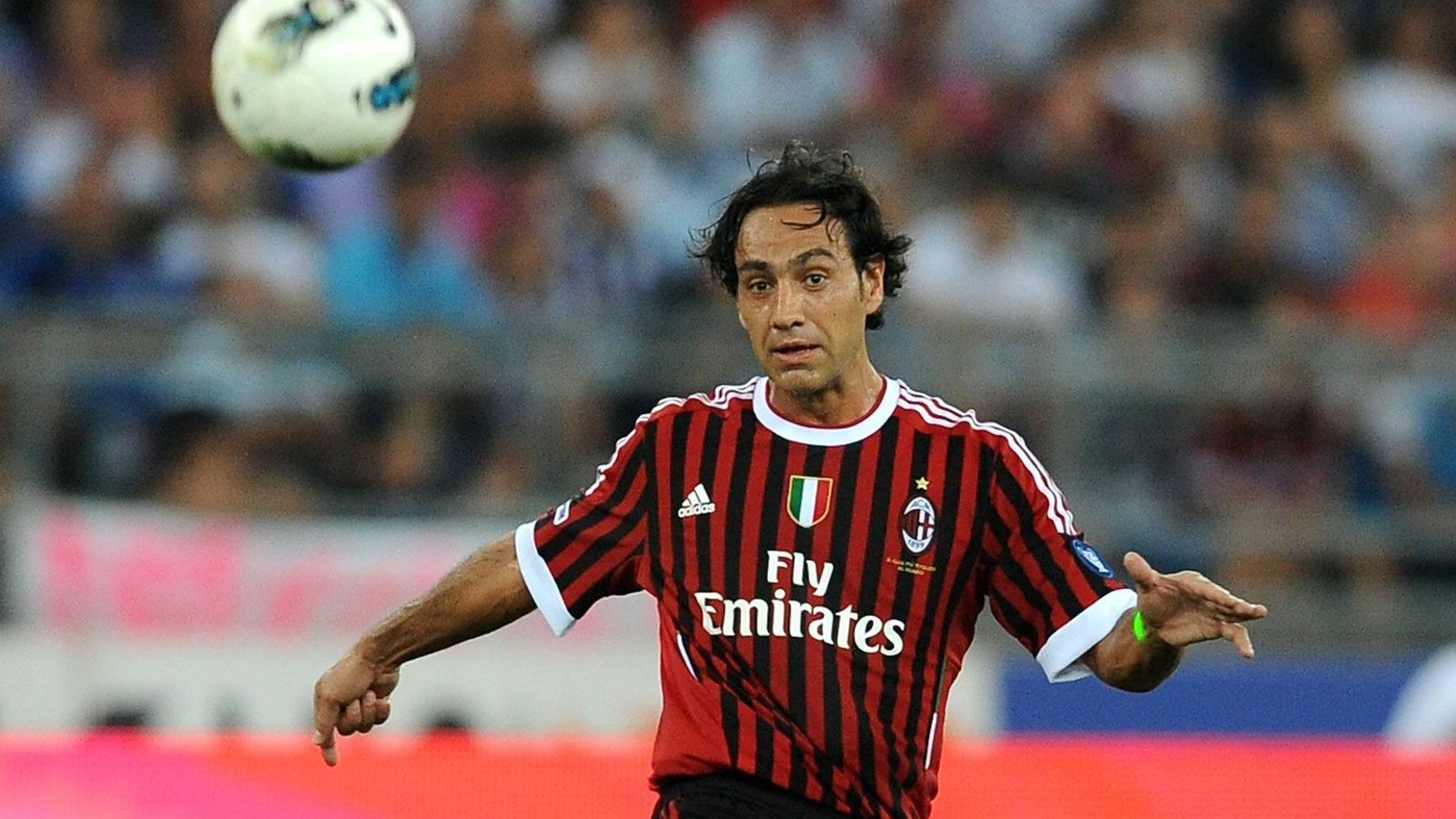 
                <strong>Alessandro Nesta (Spieler)</strong><br>
                Noch so eine Milan-Säule aus der großen Zeit der 2000er. Der Innenverteidiger trieb zusammen mit Paolo Maldini über Jahre hinweg die Gegner in die Verzweiflung. Zwei Titel in der Königsklasse gewann er mit den Mailändern. Vor seinen zehn Jahren bei den Rossonieri war der gebürtige Römer schon neun Jahre für seinen Jugendklub Lazio aktiv. Am Ende seiner Laufbahn spielte er dann noch in Übersee, erst in Montreal dann in Indien für Chennai.
              