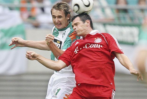 
                <strong>2006: Ligapokal</strong><br>
                2006 gewann Klose sein erstes Finale - mit 2:0 gegen den FC Bayern. Er musste in der 60. Minute vom Platz, beide Tore erzielte Sturm-Partner Ivan Klasnic, aber: Der Final-Fluch war besiegt. Bei der folgenden Heim-WM wurde Klose mit fünf Toren Torschützen-König.
              