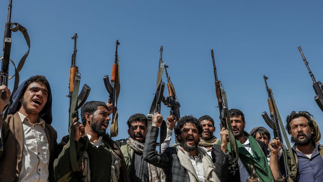 Bewaffnete Mitglieder der vom Iran unterstützten Huthi-Miliz nehmen an einer Demonstration gegen die USA und Israel teil.