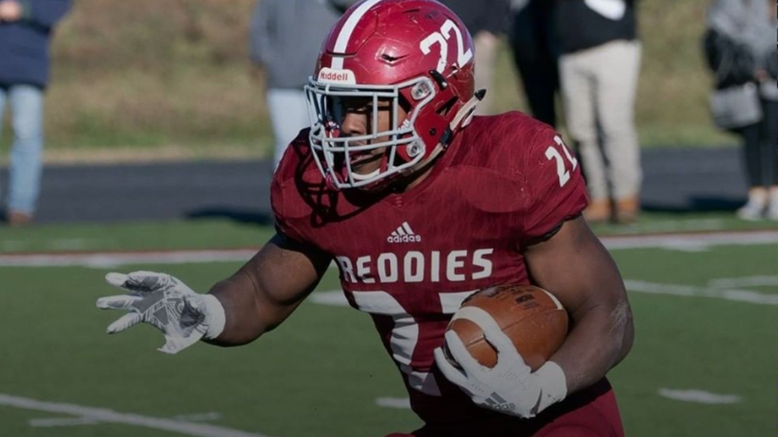 
                <strong>Logan Moragne (Running Back, Raiders Tirol)</strong><br>
                Logan Moragne hat in den USA auf höchstem College-Niveau in der Division I gespielt. Mit den Arkansas State Red Wolves gewann der 26-jährige Running Back zwei Mal die Sun Belt Conference. Danach erfolgte der Wechsel zur Henderson State an ein Division-II-College. Innerhalb von zwei Spielzeiten gelangen ihm knapp 1500 Rushing Yards und 19 Touchdowns. Beide Male wurde er in das All-Conference-Team gewählt. Raiders-Tirol-Head-Coach Kevin Herron freut sich über die Verpflichtung: "Er ist nicht nur ein großartiger Läufer, sondern auch ein sehr vielseitiger Spieler. Er passt perfekt zu unserem offensiven Schema."
              