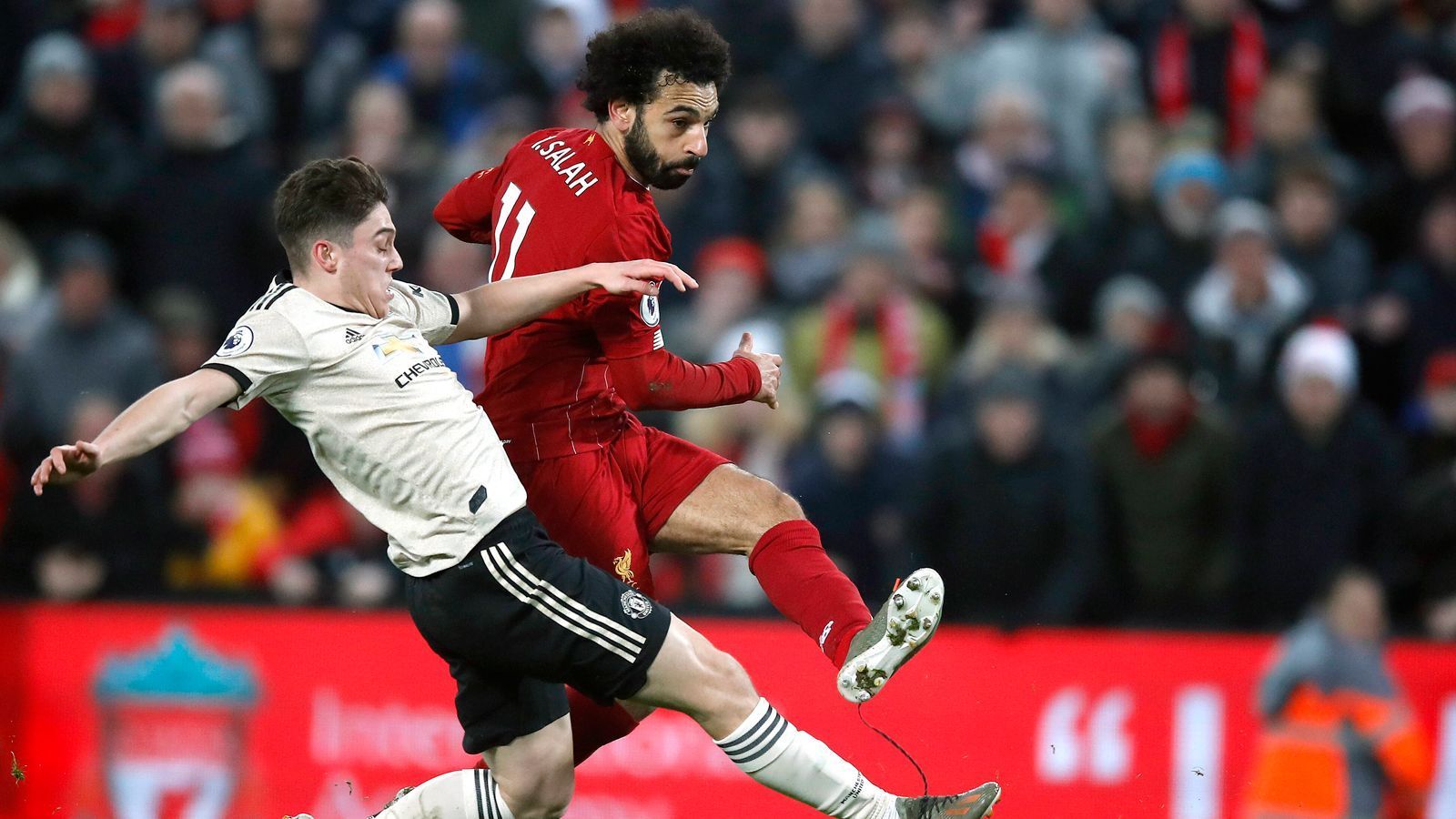 
                <strong>FC Liverpool und Manchester United als Drahtzieher</strong><br>
                Der FC Liverpool und Manchester United sollen als treibende Kraft des Projekts fungieren. Demnach hätten die Bosse der beiden Premier-League-Klubs bereits Gespräche mit den Verantwortlichen anderer Klubs geführt und versucht, sie von einer Teilnahme zu unterstützen. Auch Real Madrid nimmt bei den Plänen wohl eine wichtige Rolle ein. Real-Präsident Florentino Perez soll sich schon 2019 mit FIFA-Präsident Gianni Infantino ausgetauscht haben - und der habe seine Unterstützung für eine Super League signalisiert.  
              