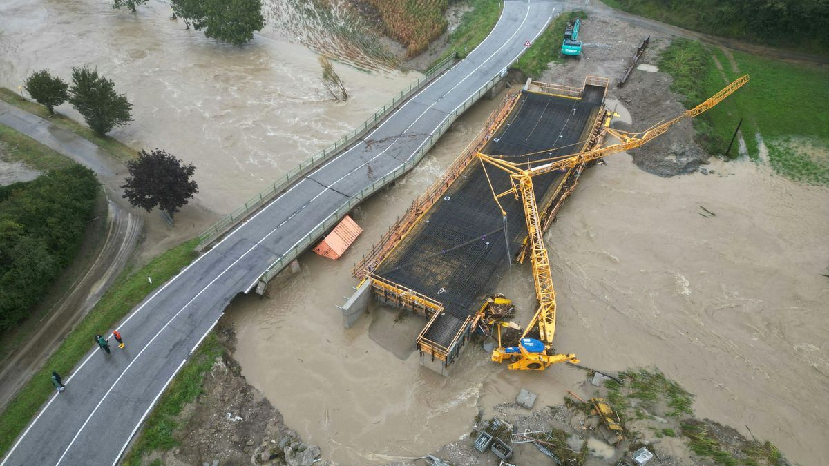 Eine eingestürzte Brücke und ein umgekippter Kran in der Nähe von Böheimkirchen. 