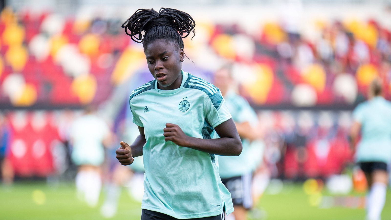 
                <strong>Nicole Anyomi (22) </strong><br>
                &#x2022; Verein: Eintracht Frankfurt<br>&#x2022; Position: Mittelfeld/Sturm<br>&#x2022; Hauptberuflich Fußballerin<br>
              