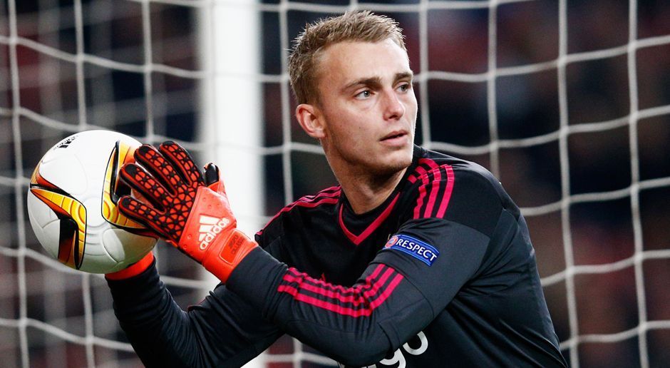 
                <strong>Jasper Cillessen (Neuzugang FC Barcelona)</strong><br>
                Jasper Cillessen (Neuzugang FC Barcelona): Mit dem 27-Jährigen hat Barca einen Nachfolger von Keeper Claudio Bravo und gleichzeitig einen neuen Konkurrenten für Marc-Andre ter Stegen gefunden. Der Niederländer wechselt von Ajax Amsterdam zu den Katalanen und soll einen Fünfjahres-Vertrag unterschreiben. Die Ablöse liegt bei 13 Millionen Euro plus zwei Millionen als mögliche Bonuszahlung, aus der neuen vertraglich festgeschriebenen Ablösesumme macht der Klub ebenfalls kein Geheimnis: 60 Millionen Euro müsste nun ein Interessent für Cillessen auf den Tisch legen. 
              