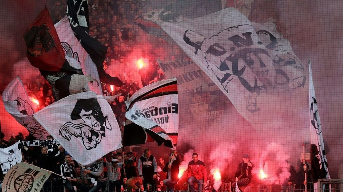 Frankfurt-Fans brannten zweimal Pyrotechnik ab