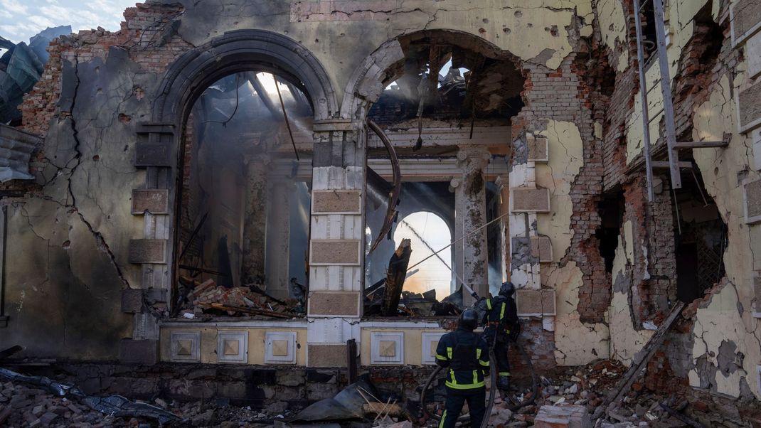 Feuerwehr im Einsatz: Nach einem russischen Angriff stand ein Bahnhof in Kostjantyniwka in Flammen.