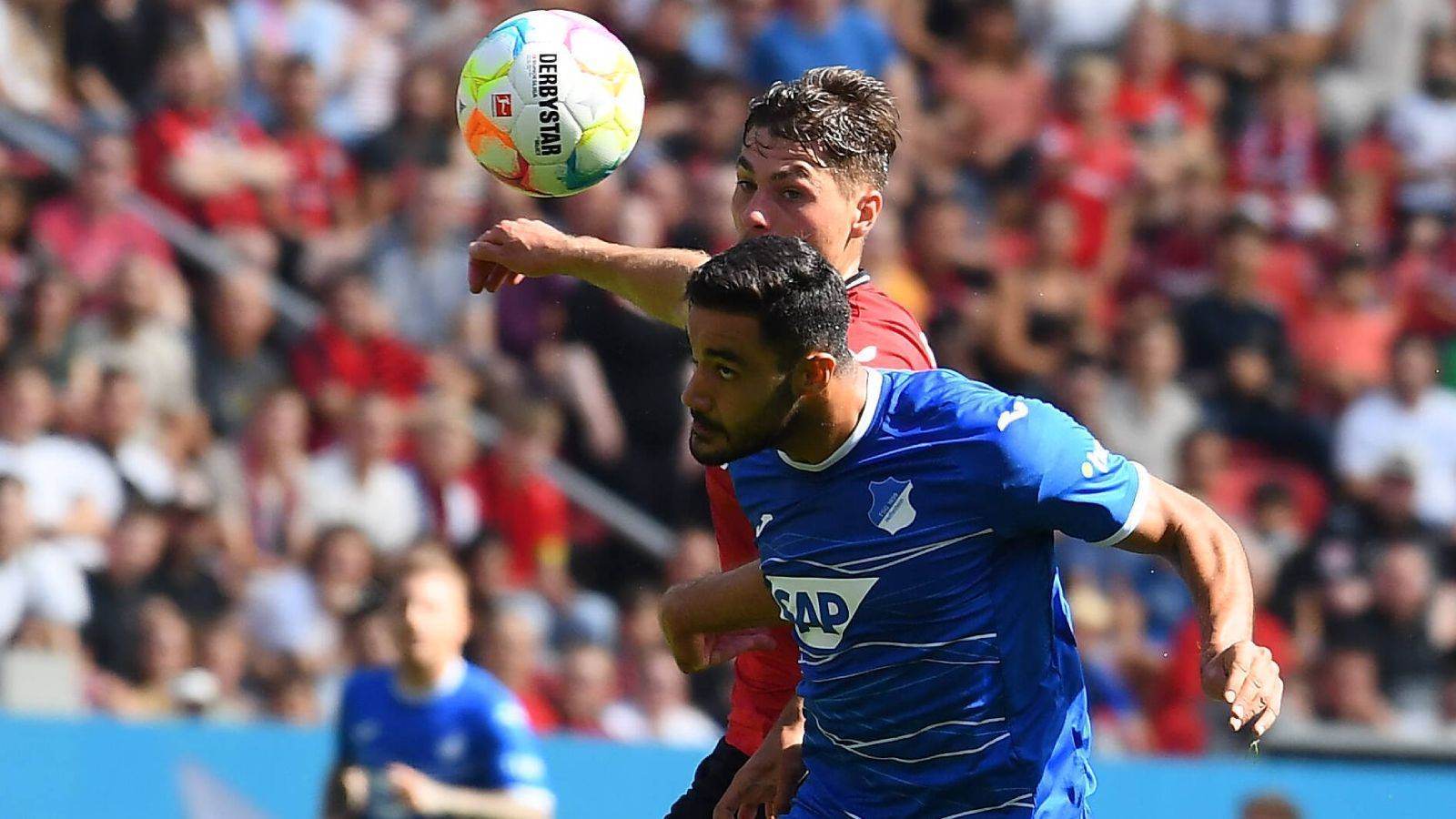 
                <strong>Abwehr: Ozan Kabak (TSG 1899 Hoffenheim)</strong><br>
                Beim glatten 3:0 der TSG Hoffenheim stürzten die Kraichgauer Bayer Leverkusen noch tiefer in die Krise. Einzig durch den Bochumer 7:0-Untergang gegen die Bayern ist die Werkself nicht mehr Letzter. Ein Grund für die Demontage war Hoffenheims Innenverteidiger Ozan Kabak. Der Türke meldete Patrik Schick in der Defensive komplett ab und legte vorne sogar das zwischenzeitliche 2:0 durch Andrej Kramaric auf. Gelungener Nachmittag für den Neuzugang aus Gelsenkirchen.
              