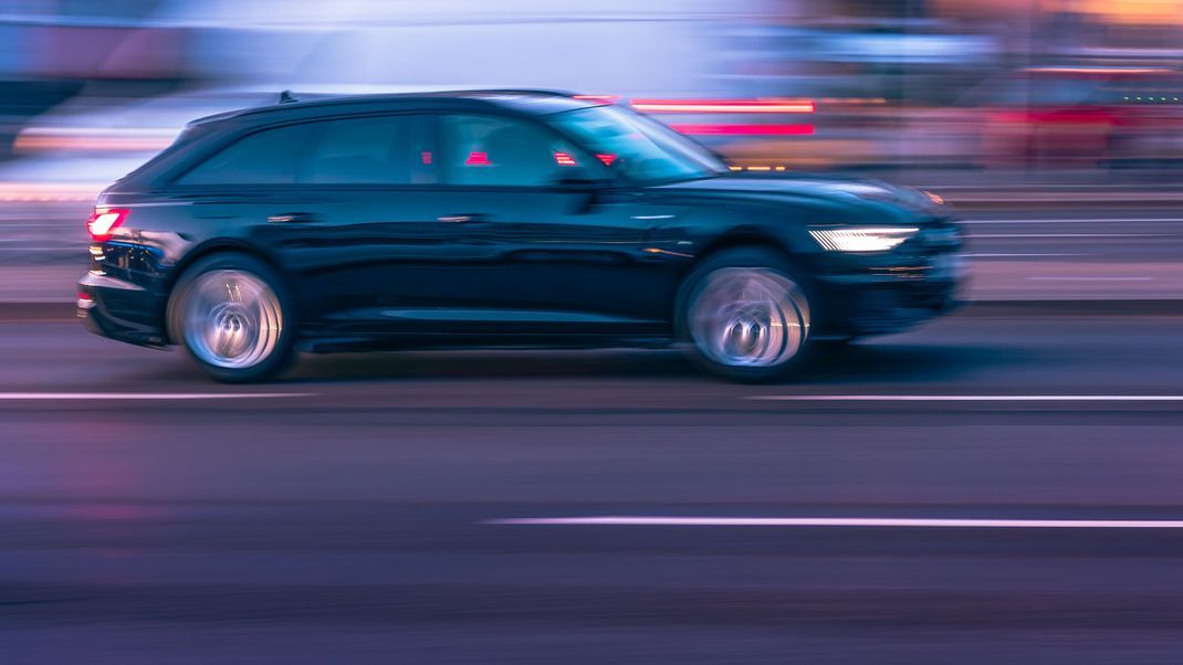 Das kennt man sonst nur aus Action-Filmen: Die Polizei liefert sich ein wildes Hochgeschwindigkeitsrennen mit einem Teenie. (Symbolbild)