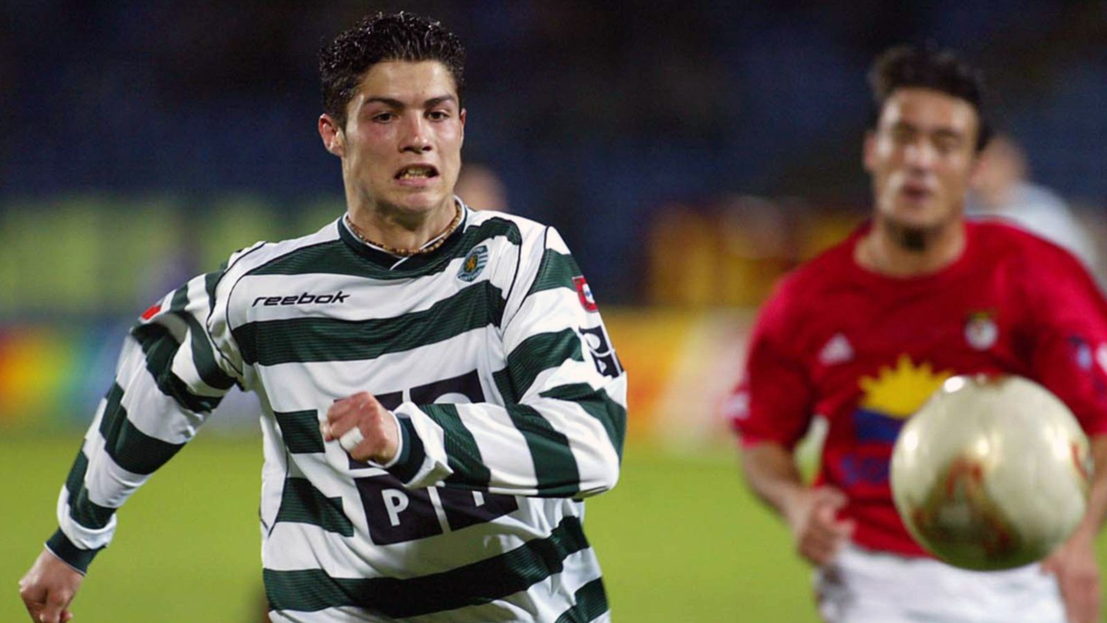 
                <strong>Sporting Lissabon</strong><br>
                Neben Chelsea soll laut dem Bericht aber auch Cristiano Ronaldos Jugendklub Sporting Lissabon weiterhin eine heiße Option für den portugiesischen Superstar sein. Nach 20 Jahren könnte CR7 in Portugals Hauptstadt zurückkehren, wo er einst seine Weltkarriere startete. Allerdings könnte Sporting - anders als Chelsea - dem "verlorenen Sohn" keine Einsätze in der Champions League garantieren.
              