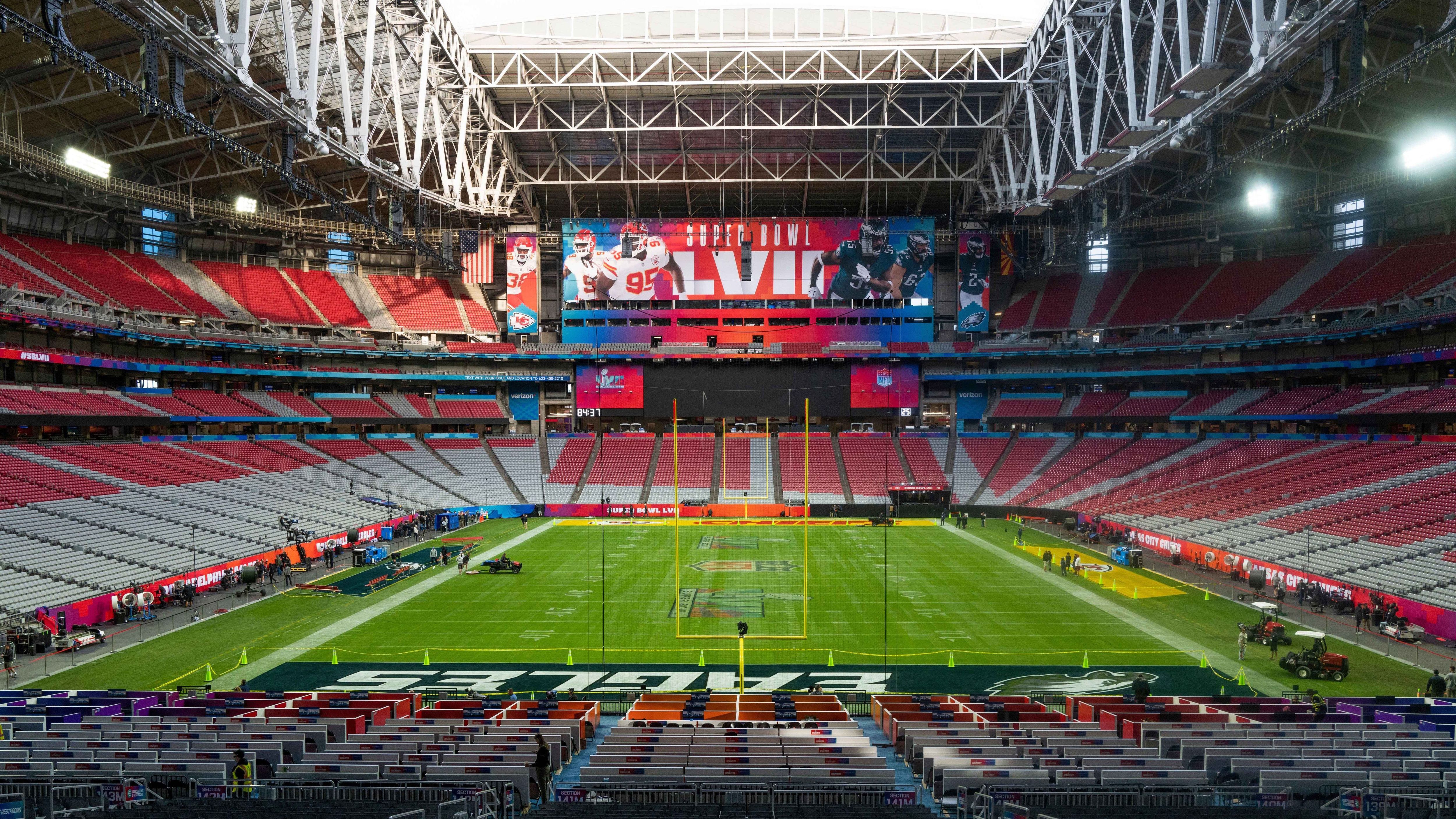 
                <strong>Super Bowl LVII: Die besten Bilder vom State Farm Stadium aus Glendale, Arizona</strong><br>
                Selbstverständlich ist das Stadion am Sonntag während des Super Bowls (ab 22:25 live auf ProSieben und auf ran.de) ausverkauft. Was das bedeutet? 72.200 Leute werden in den Genuss des Duells der Philadelphia Eagles gegen die Kansas City Chiefs kommen. 
              