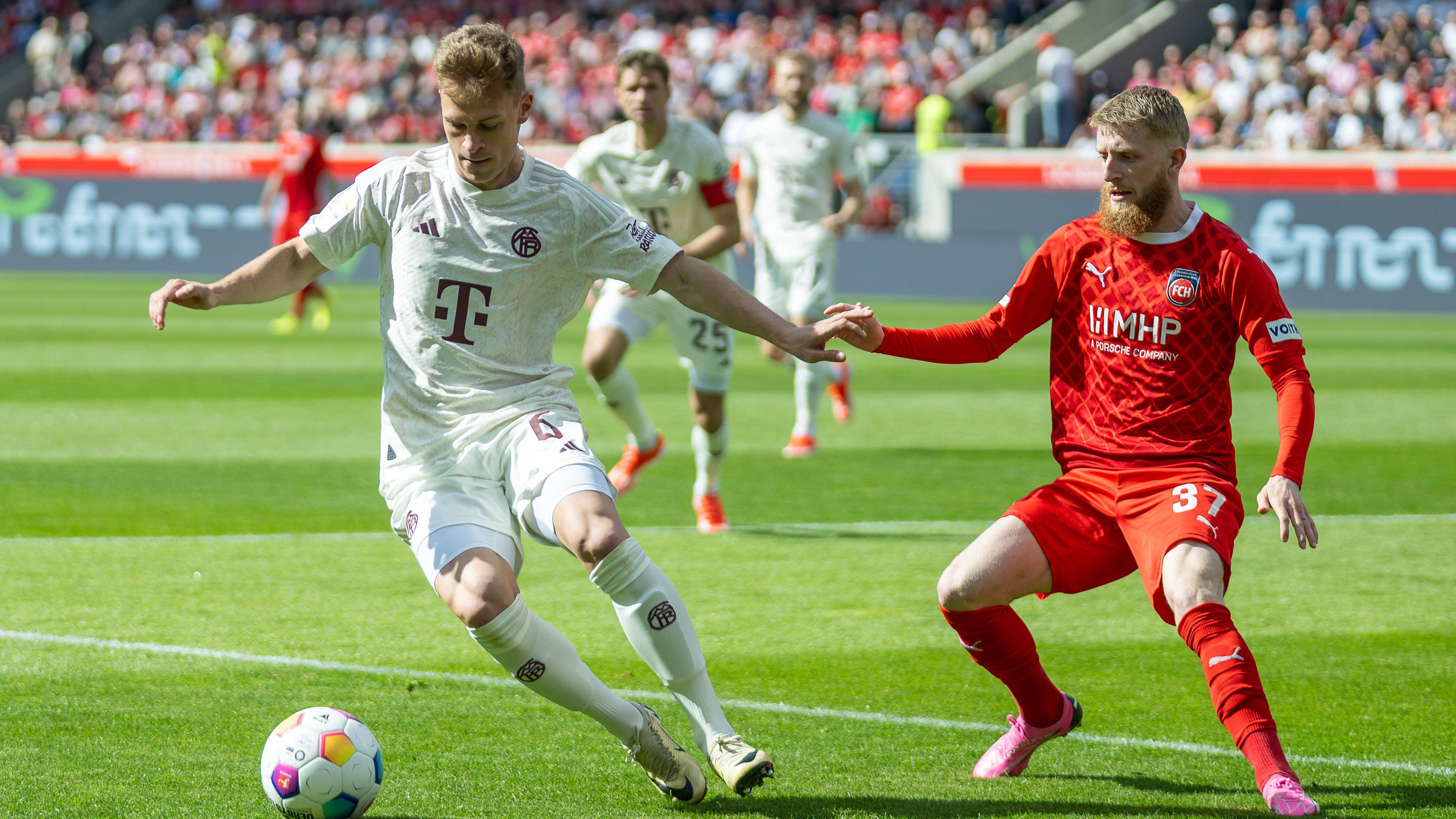 <strong>Joshua Kimmich</strong><br>Der Rechtsverteidiger präsentiert sich von Beginn an sehr offensiv, schlägt in den ersten Minuten bereits zwei Flanken in den Strafraum. Ansonsten immer am ruhenden Ball, seine Standards können aber nur selten Gefahr ausstrahlen. Schafft es in der wilden zweiten Halbzeit nicht als erfahrener Spieler Ruhe reinzubringen. Die Gegentore gehen zwar maßgeblich auf das Konto der Innenverteidiger, doch auch Kimmich sieht nicht gut aus. <strong>ran-Note: 4</strong>