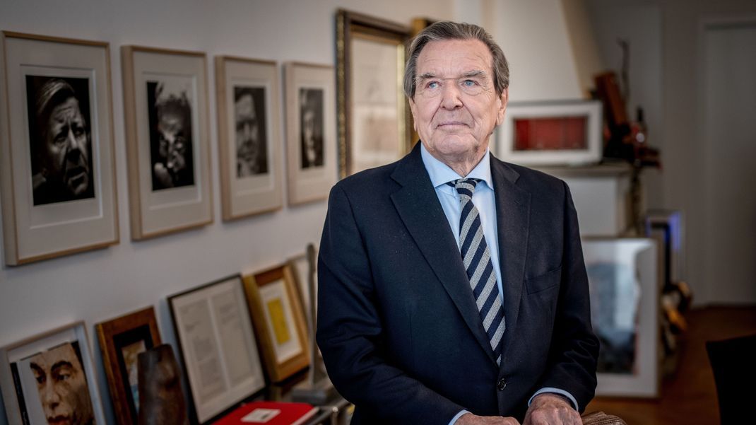 Gerhard Schröder (SPD), Bundeskanzler von 1998 bis 2005, hat sich in eine Klinik begeben. (Archivbild)