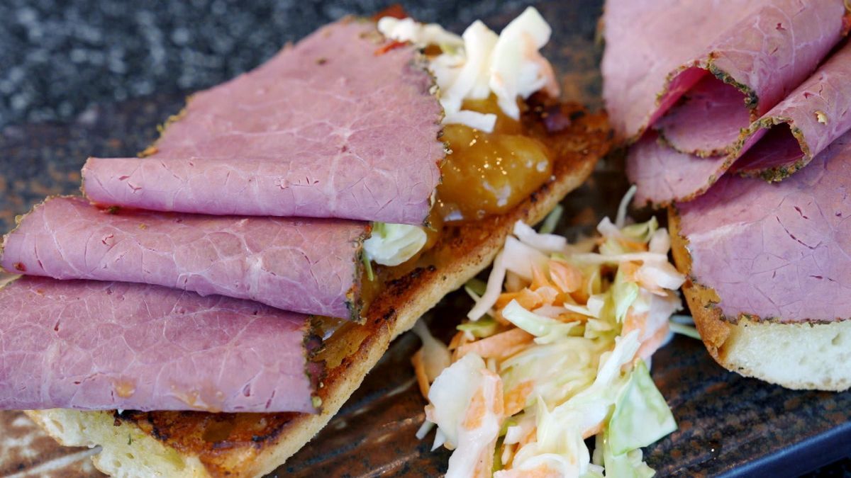 Pastrami Sandwich mit Coleslaw