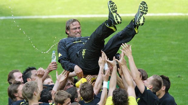 
                <strong>Meisterfeier 2011</strong><br>
                Vorzeitiger Gewinn des Meistertitels 2011: Am 30. April war es so weit. Zwei Spieltage vor dem Ende der Saison krönte sich Dortmund durch einen 2:0-Erfolg gegen Nürnberg vorzeitig zum Deutschen Meister 2011. Die Angreifer Lucas Barrios und Robert Lewandowski sorgten mit ihren Toren schon vor der Pause für Feierstimmung in Dortmund. Nach dem Schlusspfiff ließen die Spieler den frischgebackenen Meistertrainer Klopp hochleben. 
              