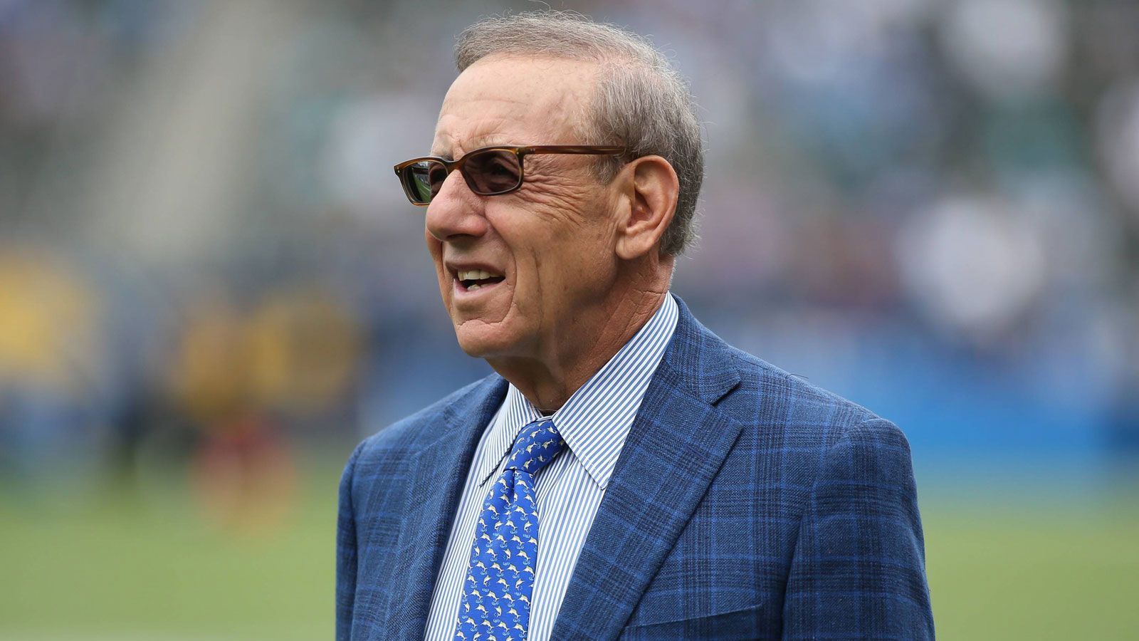 
                <strong>Miami Dolphins - Stephen M. Ross</strong><br>
                Im Februar 2008 kaufte Ross 50 Prozent der Dolphins-Anteile, des Stadions und der umliegenden Flächen von Wayne Huizenga ab, um 2009 weitere 45 Prozent der Anteile zu kaufen. Seine 95-prozentigen Anteile hatten insgesamt einen Wert von 1,1 Milliarden Dollar. Sein Vermögen baute er durch Immobilien-Geschäfte auf. Es wird auf 12 Milliarden Dollar geschätzt.
              