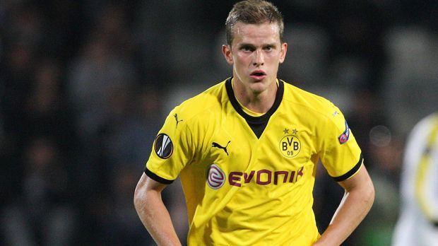 
                <strong>Innenverteidiger: Sven Bender</strong><br>
                Innenverteidiger: Sven Bender. Der 26-Jährige durfte sich nicht auf seiner gewohnten Position im defensiven Mittelfeld, sondern dieses Mal als Innenverteidiger präsentieren. Und man merkte ihm in der einen oder anderen Szene die fehlende Abstimmung mit Hummels deutlich an. Machte bei den Angriffen von Qäbälä nicht immer einen souveränen Eindruck. ran-Note: 4
              