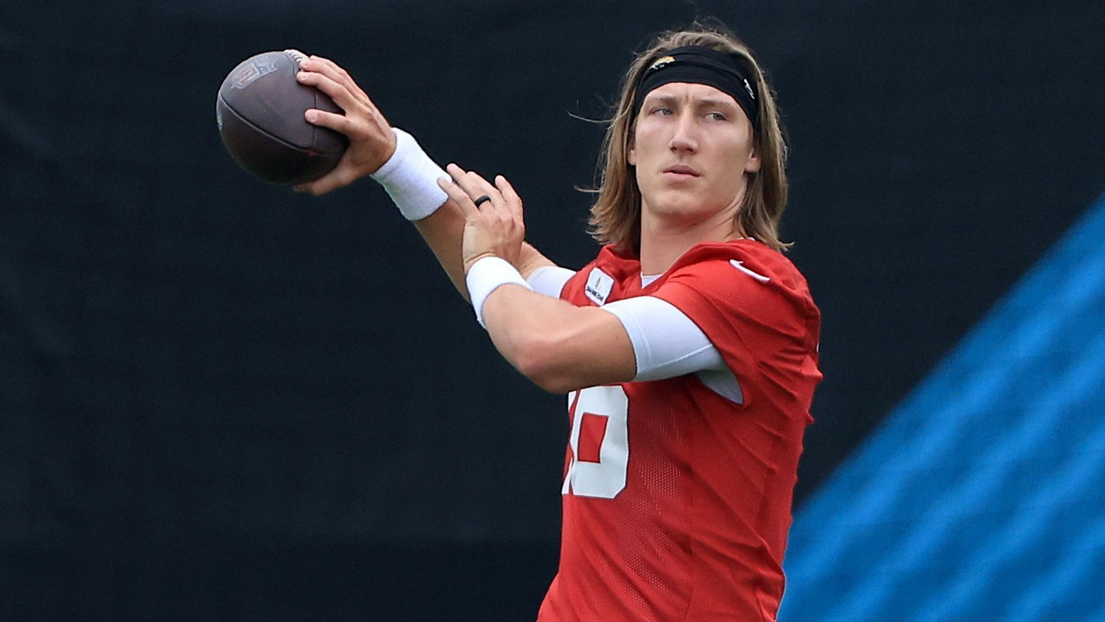 
                <strong>Jacksonville Jaguars: Details zum Millionen-Vertrag von Trevor Lawrence</strong><br>
                Die Verhandlungen waren zäh, doch rechtzeitig zum Start des Training Camps im Juli haben sich die Jacksonville Jaguars und Nummer-1-Pick Trevor Lawrence geeinigt: Der Quarterback hat seinen Rookie-Vertrag unterschrieben. ran.de mit den Details zum Kontrakt.
              