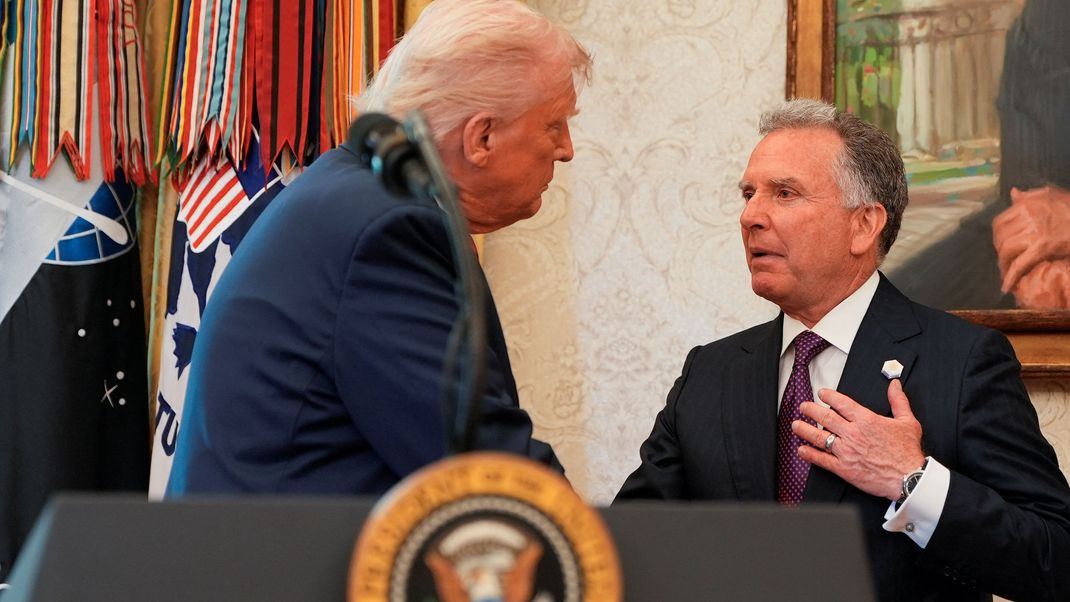 US-Präsident Trump schüttelt seinem Sondergesandten Witkoff im Weißen Haus die Hand. 
 
