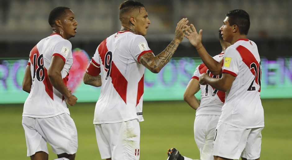 
                <strong>Peru</strong><br>
                Peru hatte die direkte WM-Qualifikation in der eigenen Hand, kam im letzten Spiel allerdings nicht über ein 1:1 gegen Kolumbien hinaus. Trotzdem hinterließen die Südamerikaner in der Qualifikation einen starken Eindruck. Zwei Mal spielten sie gegen die klar favorisierten Argentinier unentschieden. Der bekannteste Spieler von Peru ist der ehemalige HSV- und Bayern-Spieler Paolo Guerrero (mittig auf dem Foto). In den Playoffs geht es für Peru nun gegen Neuseeland. 
              