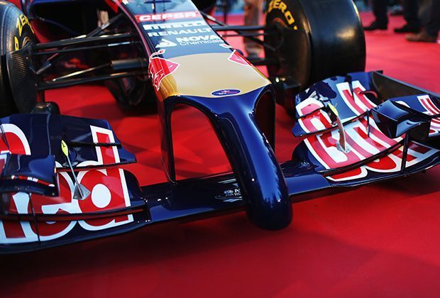 
                <strong>Toro Rosso STR9</strong><br>
                Die Konstruktion der Toro-Rosso-Designer erinnert an den Rüssel eines Ameisenbären. Mal schauen, ob dieser Vorbau in der neuen Saison für Plätze in den Punkten gut ist.
              