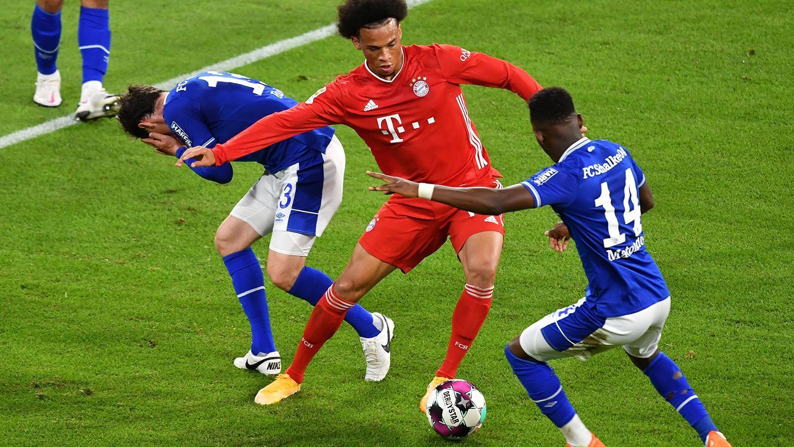 
                <strong>Leroy Sanes turbulente Hinrunde beim FC Bayern München</strong><br>
                Am Sonntag trifft Leroy Sane mit dem FC Bayern Münchne zum Rückrundenauftakt auf seinen ehemaligen Verein Schalke 04 (ab 15:30 Uhr im Liveticker auf ran.de). Im Hinspiel gegen die alte Liebe wurde Sane allen Vorschusslorbeeren gerecht, doch konnte der Flügelspieler seitdem kaum mehr die in ihn gesetzten hohen Erwartungen erfüllen. Die Bilder einer turbulenten Hinrunde.
              