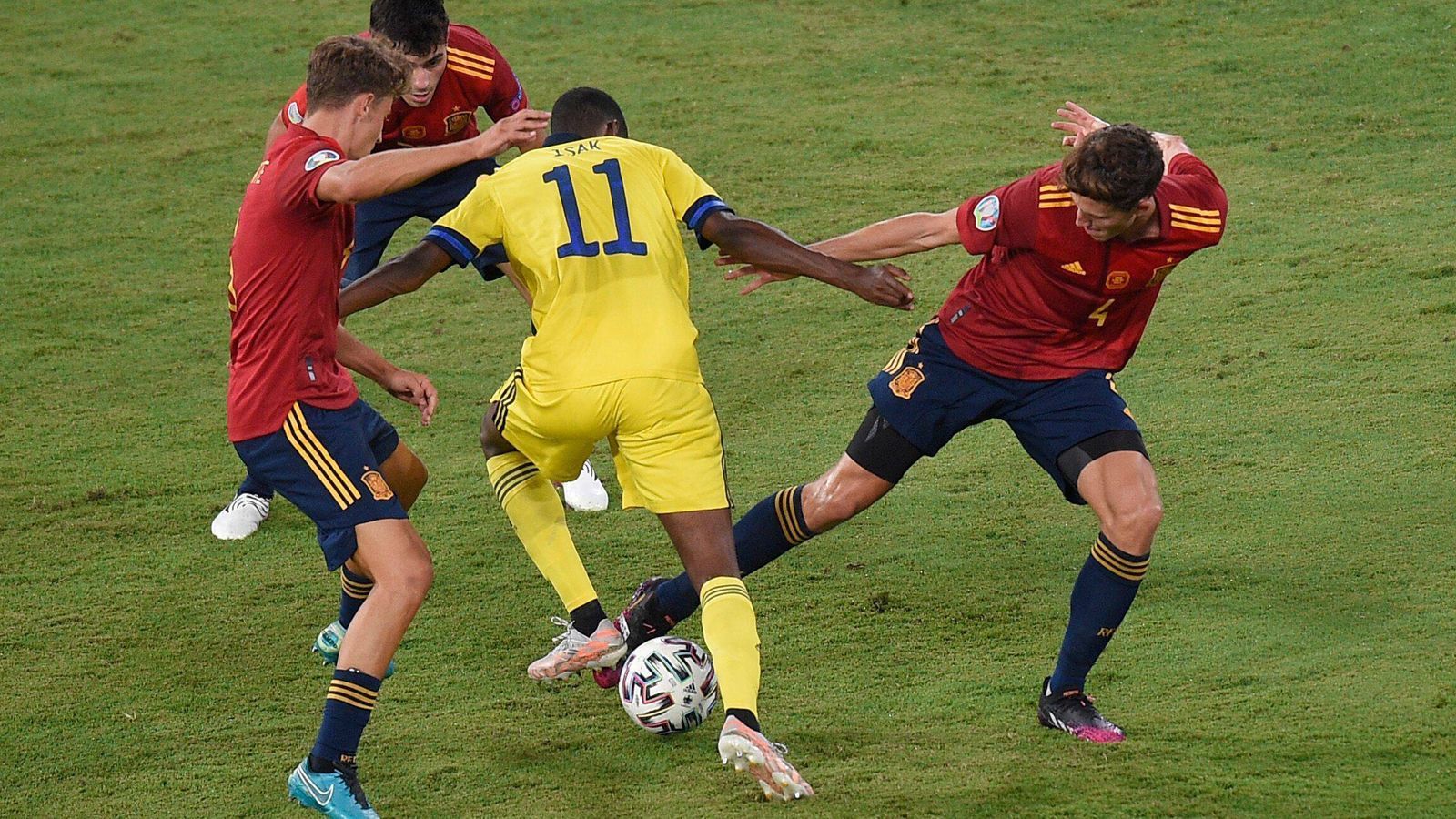 
                <strong>Unter Druck</strong><br>
                Vor 12.500 Zuschauern im Estadio Olimpico de la Cartuja präsentierte sich der dreimalige Europameister wie schon beim Härtetest gegen Portugal (0:0) als weitgehend wirkungslose Passmaschine. Spanien steht deshalb am Samstag im Duell der Enttäuschten gegen Polen, das sein erstes Spiel 1:2 gegen die Slowakei verloren hatten, unter Zugzwang
              