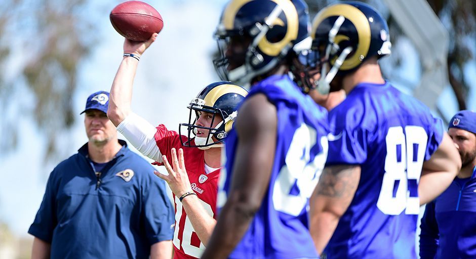 
                <strong>Jared Goff trainiert bei den Rams</strong><br>
                "Ich möchte meine Rookie-Class anführen", sagte Goff: "Ich möchte hart arbeiten, um bestmöglich zu spielen. Außerdem will ich einfach ein guter Mitspieler sein."
              