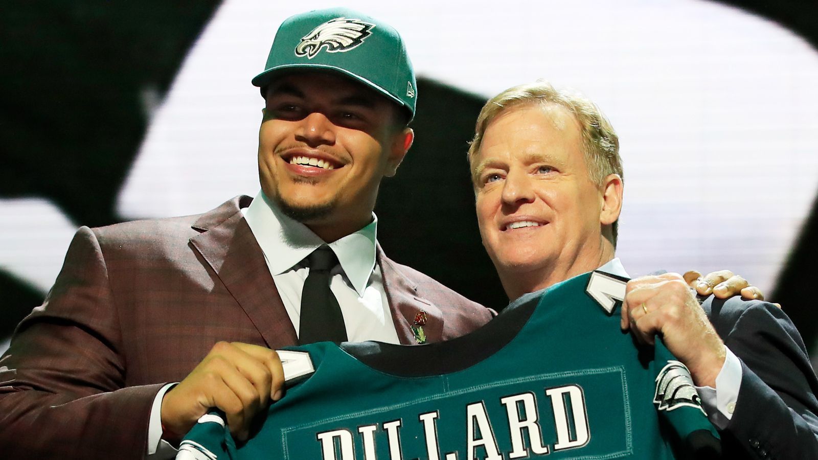 
                <strong>22. Pick - Philadelphia Eagles: OT Andre Dillard (Washington St.) - Trade mit Baltimore Ravens</strong><br>
                Vertrag unterschriebenSigning Bonus: 7.016.788 DollarGesamtgehalt: 12.370.584 Dollar
              