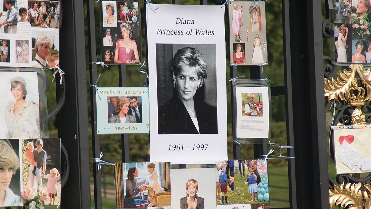 Im Jahr 1997 verunglückte Lady Diana bei einem Autounfall und die ganze Welt trauerte. Nur die Queen selbst hüllte sich tagelang in Schweigen. Dieses Verhalten nahmen ihr viele Anhänger der royalen Königsfamilie sehr übel.