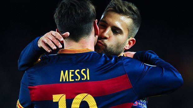 
                <strong>Jordi Alba</strong><br>
                Jordi Alba: Küsschen für den Weggefährten: Jordi Albas Karriere ging zuletzt steil bergauf. In der Außenverteidigung der Katalanen gilt der 26-Jährige als gesetzt. Beim FCB ausgebildet, kam er über Umwege - Valencia und Tarragona - wieder zum Star-Ensemble zurück.
              