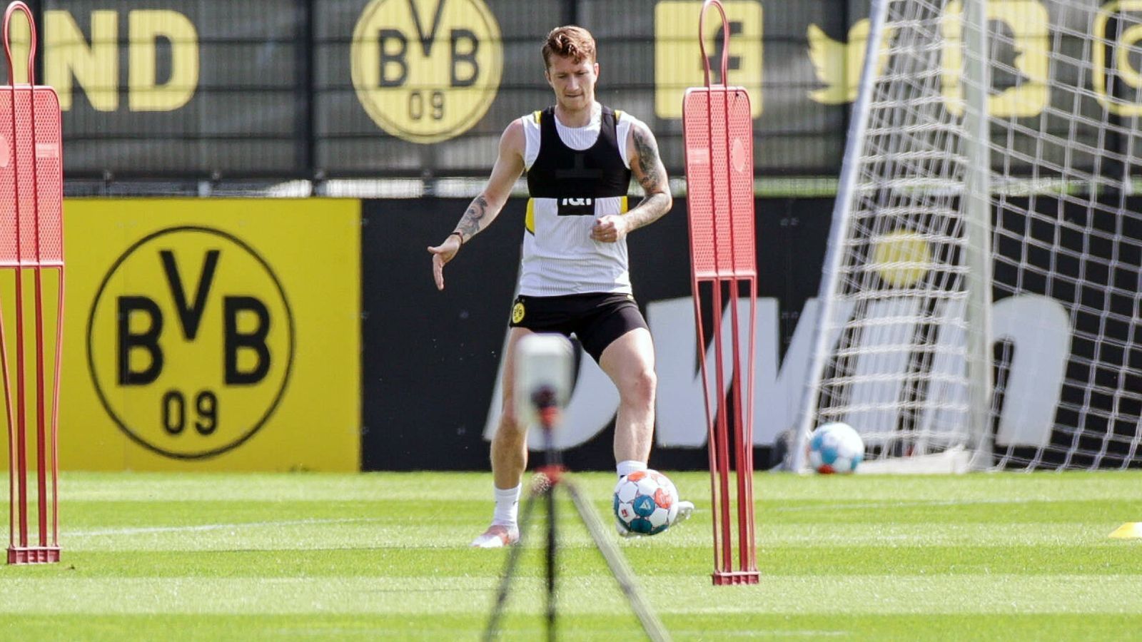 
                <strong>Reus nach EM-Verzicht voller Tatendrang</strong><br>
                Durch seinen Verzicht auf die EM-Teilnahme, was Marco Reus durchaus auch Kritik von Experten einbrachte, ist der Routinier nun nach seinem Urlaub gut erholt und gleich zu Beginn der Vorbereitung ins BVB-Training eingestiegen. 
              