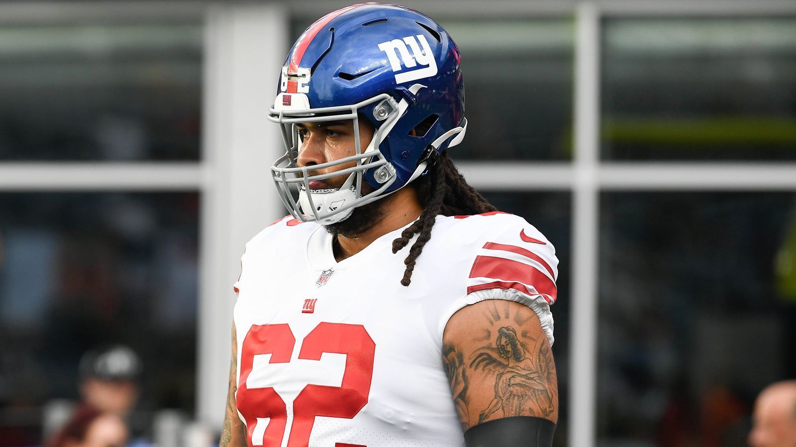 
                <strong>Devery Hamilton (New York Giants)</strong><br>
                Hamilton spielt in der Offensive Line der New York Giants und wurde in der vergangenen Saison vom Practice Squad ins aktive Roster befördert. Auf der Position des Right Tackle hat er prominente Konkurrenz. An Evan Neal wird zunächst kein Vorbeikommen sein, außer er verletzt sich. Dahinter kämpft Hamilton um den Backup-Spot gegen Tyre Phillips. Darauf wird er sich konzentrieren.
              