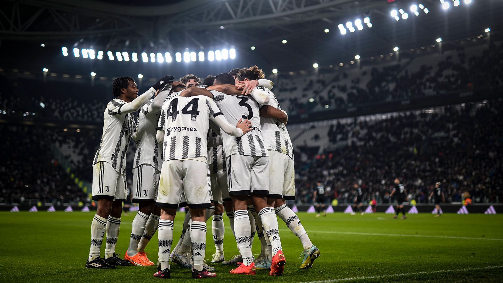 
                <strong>Juventus Turin (Europa League)</strong><br>
                &#x2022; Neu: Gian Marco Crespi, Dean Huijsen, Leonardo Cerri (B-Liste), Mattia Compagnon (B-Liste), Emanuele Pecorino (B-Liste), Marco Raina (B-Liste)<br>&#x2022; Gestrichen: Marley Ake, Weston McKennie<br>
              