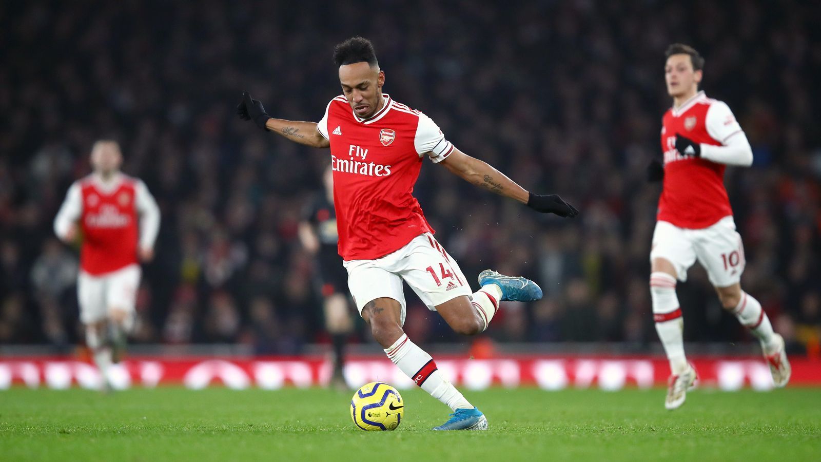 
                <strong>Pierre-Emerick Aubameyang (FC Arsenal)</strong><br>
                Die Zeitung "Mundo Deportivo" nennt hingegen Arsenals Pierre-Emerick Aubameyang als Barcas angeblichen Topkandidat im Angriff. Der 30-jährige Gabuner hat bei den Londonern noch einen Vertrag bis 2021. In der laufenden Saison der Premier League konnte der einstige Dortmunder Aubameyang 14 Treffer für die "Gunners" erzielen, ist damit vereinsintern der mit großem Abstand erfolgreichste Torjäger Arsenals. Nach der Absetzung von Granit Xhaka ist "Auba" mittlerweile sogar Kapitän des Teams von Coach Mikel Arteta. 
              