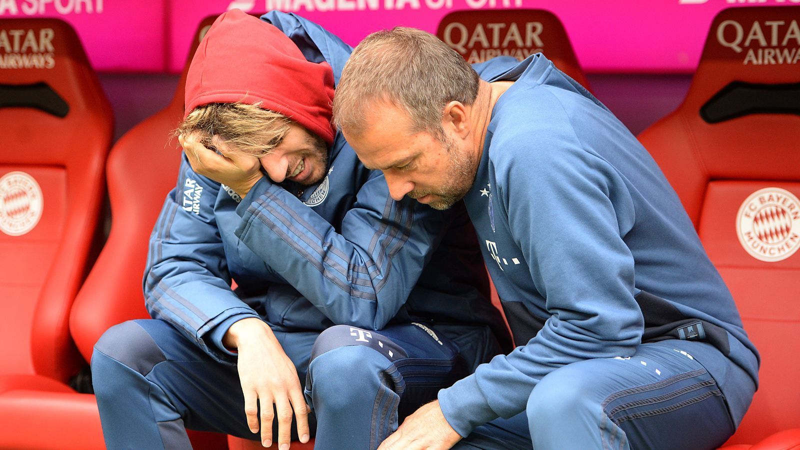 
                <strong>Niko Kovac</strong><br>
                Der Kroate verprellte Jerome Boateng indem er ihm den Stammplatz nahm. Joshua Kimmich fühlte sich zu wenig gehört und Javi Martinez vergoss sogar öffentlich Tränen. Das Foto, wie der weinende Spanier von Co-Trainer Hansi Flick getröstet wird, ging um die Welt. Auch Robert Lewandowski meckerte intern über Kovac und wünschte sich einen Trainer, der Spieler auf Weltklasse-Niveau heben kann. Kovac musste schließlich im Herbst 2019 seinen Hut nehmen.
              