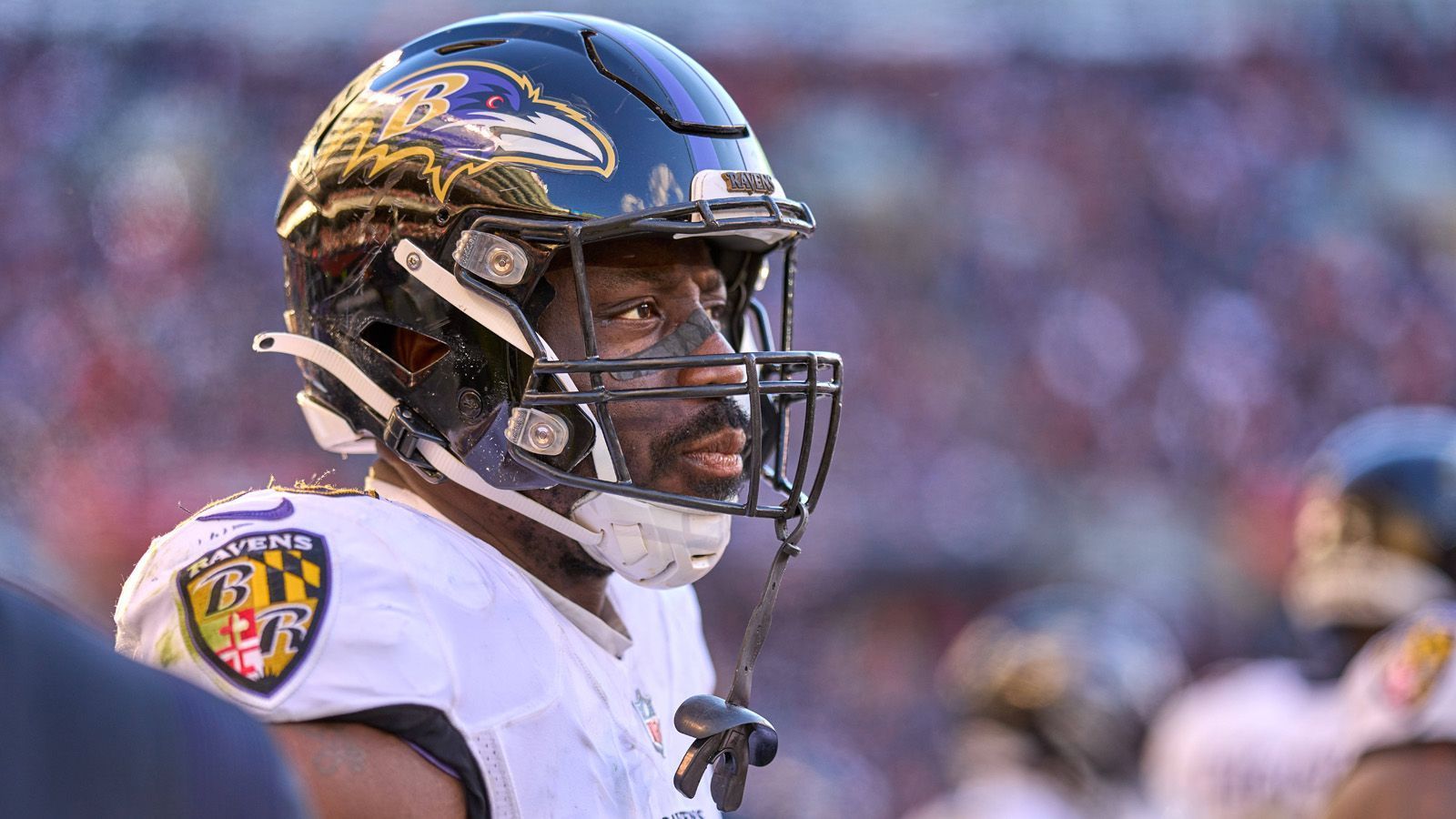 
                <strong>Justin Houston </strong><br>
                Vergangenes Jahr verpflichteten die Baltimore Ravens Linebacker Justin Houston, um der jungen Defense einen erfahrenen Routinier an die Seite zu stellen. Der 33-Jährige spielte in 15 Partien und sammelte 4,5 Sacks über die Saison. Houston ist nicht mehr der explosivste Spieler auf seiner Position, aber er hat gezeigt, dass noch immer in der Lage ist, sein Team besser zu machen. Die Ravens haben sogar ein Free Agent Tender auf ihn gesetzt - wenn er bis zum 22. Juli kein neues Team hat, darf Baltimore exklusiv mit ihm verhandeln. Dort sei man anscheinend auch nicht abgeneigt davon, Houston noch eine weitere Saison Mentor für Tyus Bowser, David Ojabo und Odafe Oweh zu sein. 
              