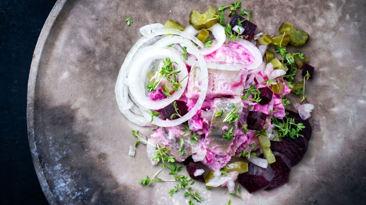 Salziges Matjesfilet trifft auf farbenfrohe Rote Bete in einem leckeren, selbstgemachten Salat - die perfekte Vorspeise.